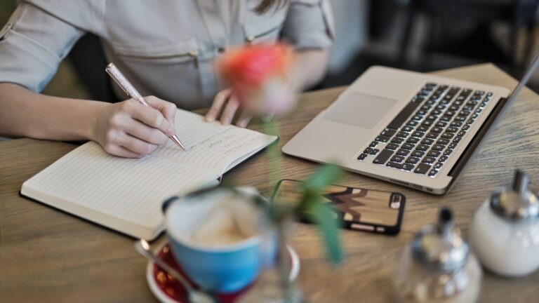 Scrittura editoriale con notebook e computer