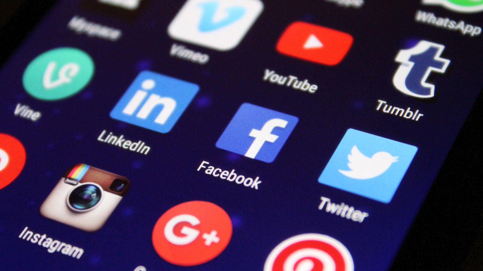 Icone social e applicazioni su uno schermo mobile