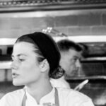 Brigata al lavoro nella cucina di un ristorante