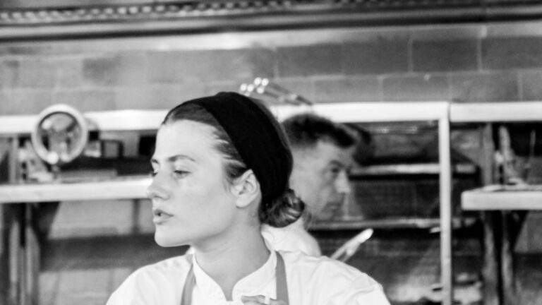 Brigata al lavoro nella cucina di un ristorante