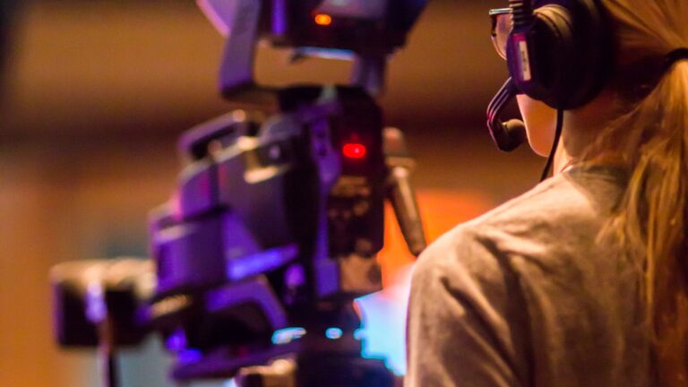 Videomaker durante una produzione professionale
