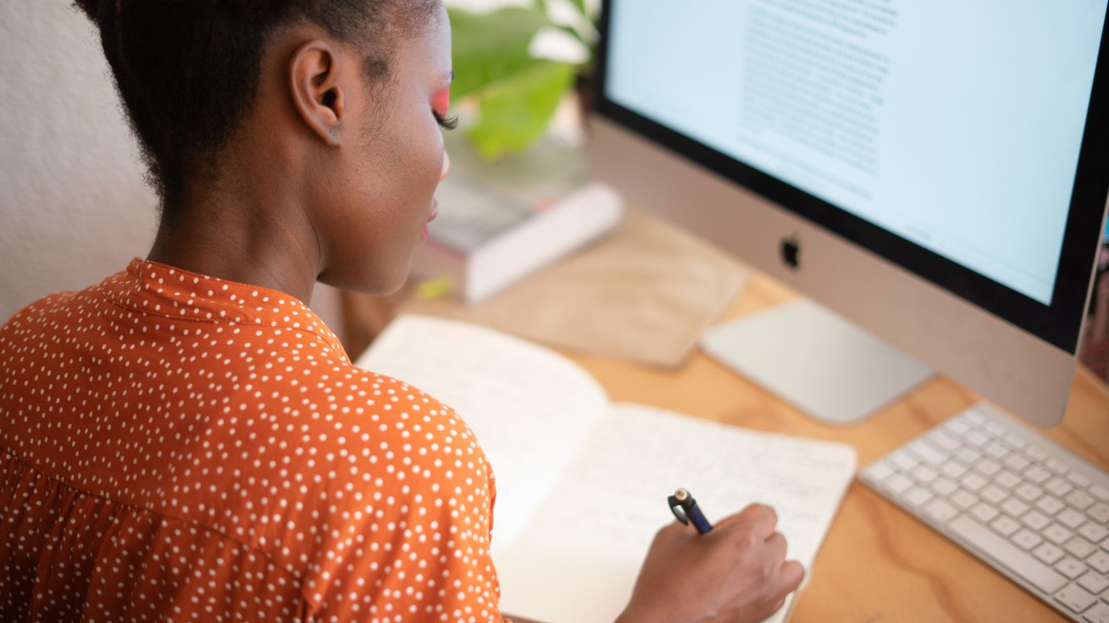 Professionista che scrive e pianifica contenuti