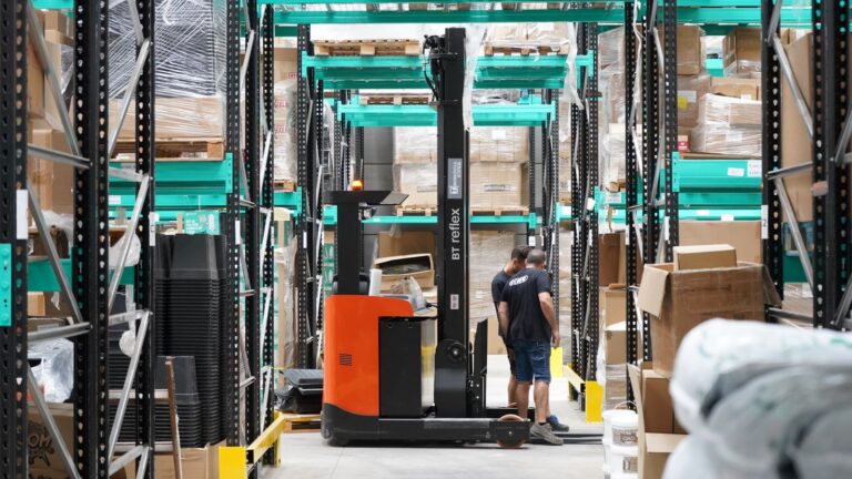 Operazioni e logistica in un magazzino moderno
