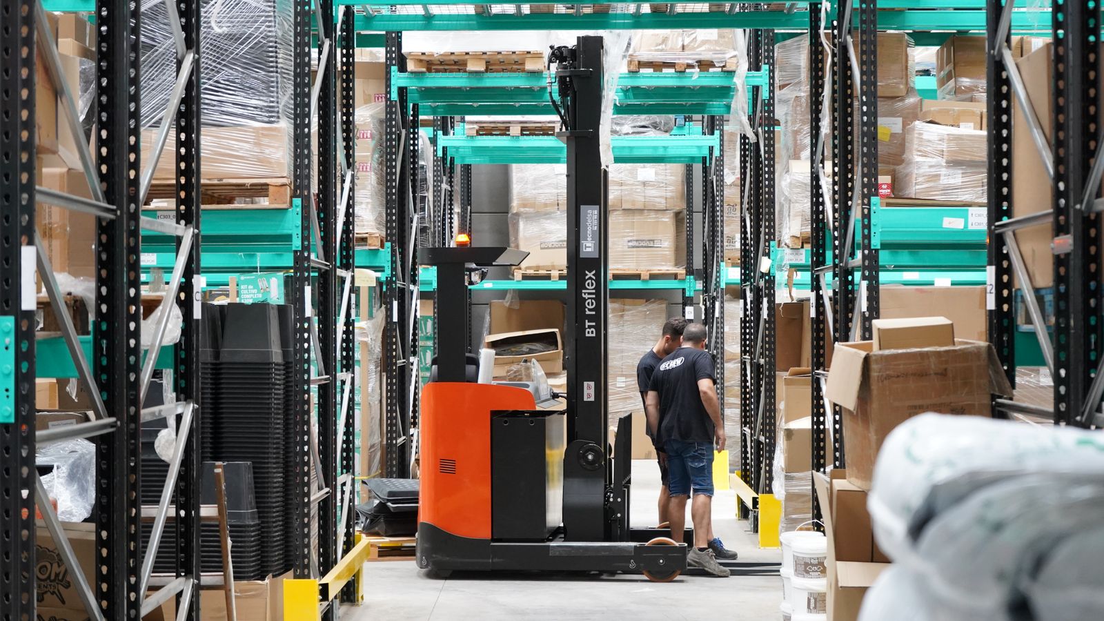 Operazioni e logistica in un magazzino moderno