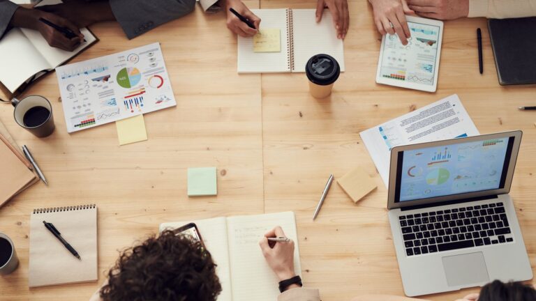 Team che analizza dati, grafici e priorità digitali