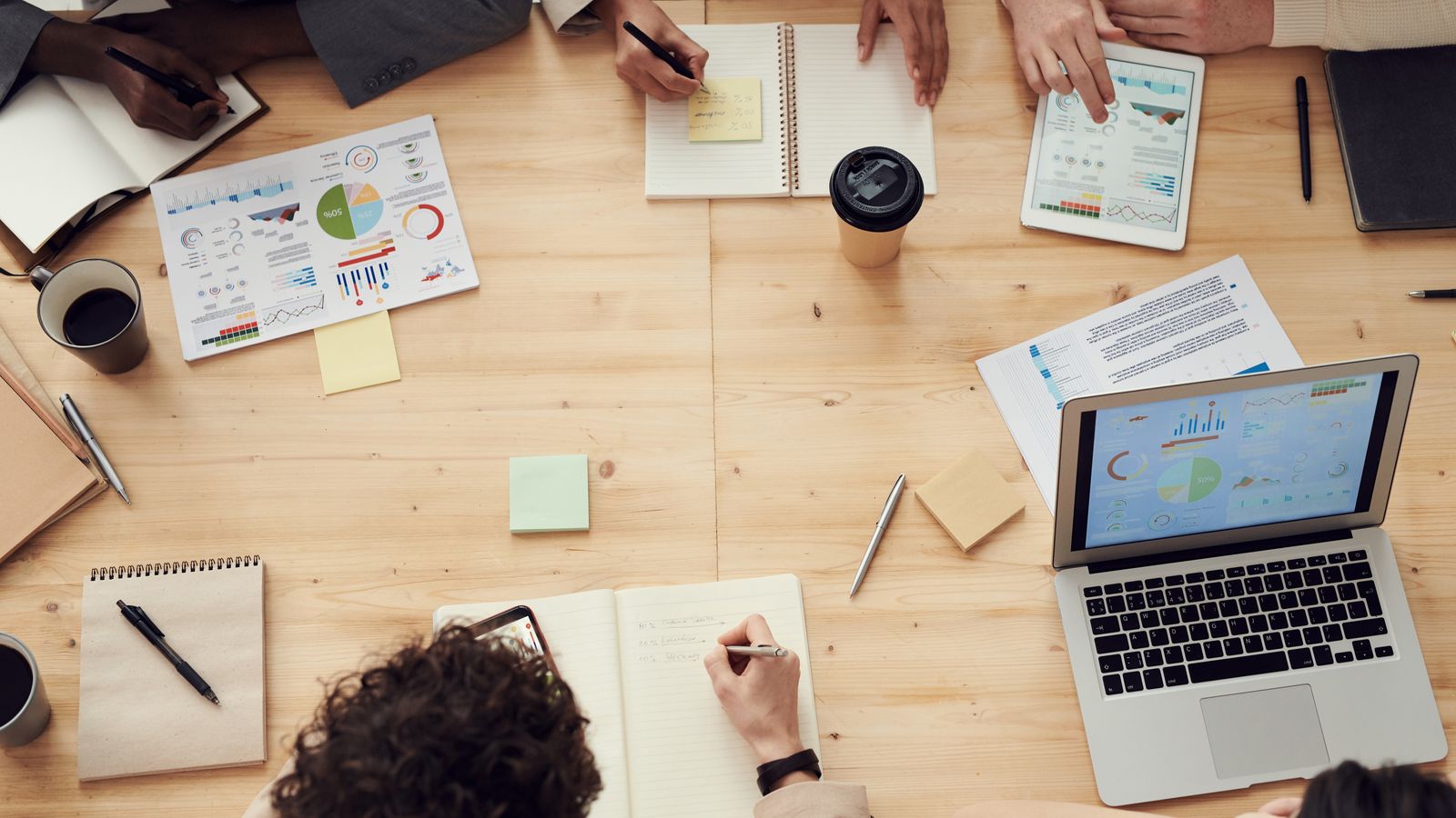 Team che analizza dati, grafici e priorità digitali