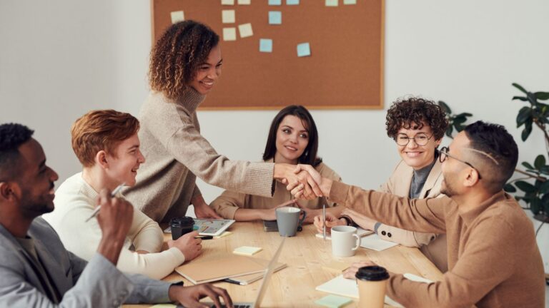 Professionisti che collaborano a una strategia di marketing