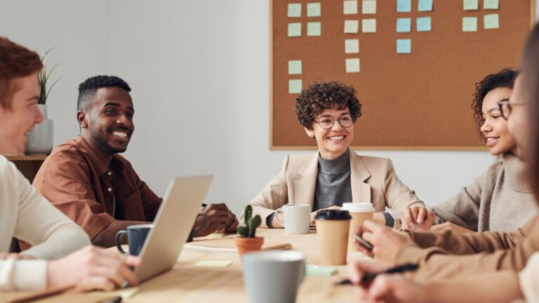 Team creativo durante una sessione di strategia e comunicazione