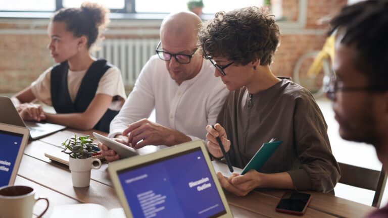 Team durante una riunione di comunicazione e pianificazione