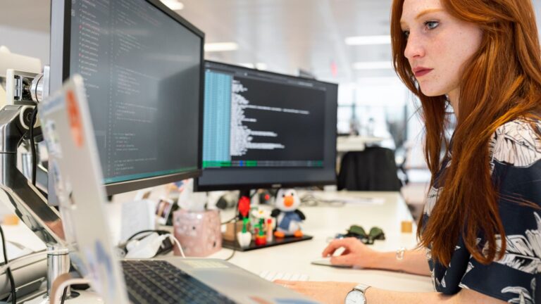Professionista che sviluppa soluzioni digitali e automazioni