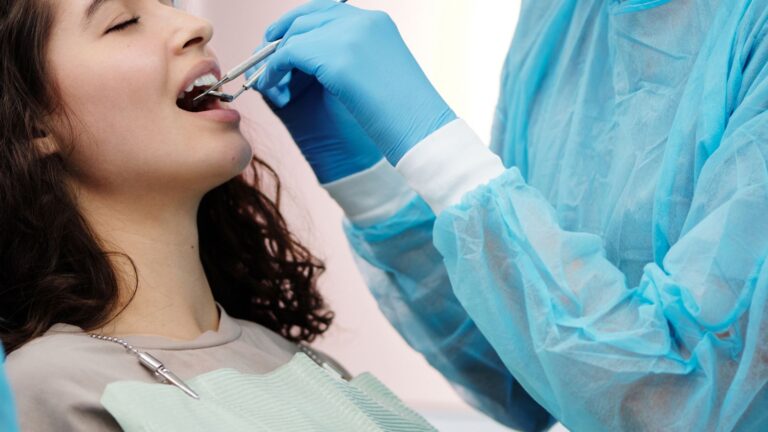 Dentista durante una visita odontoiatrica