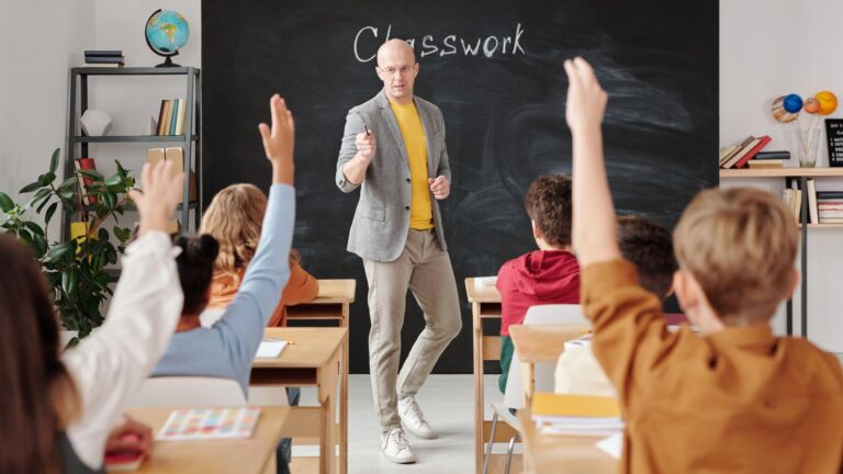 Docente che conduce una lezione partecipata