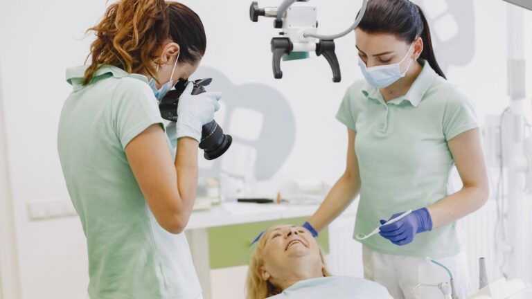 Dentisti e paziente durante una procedura