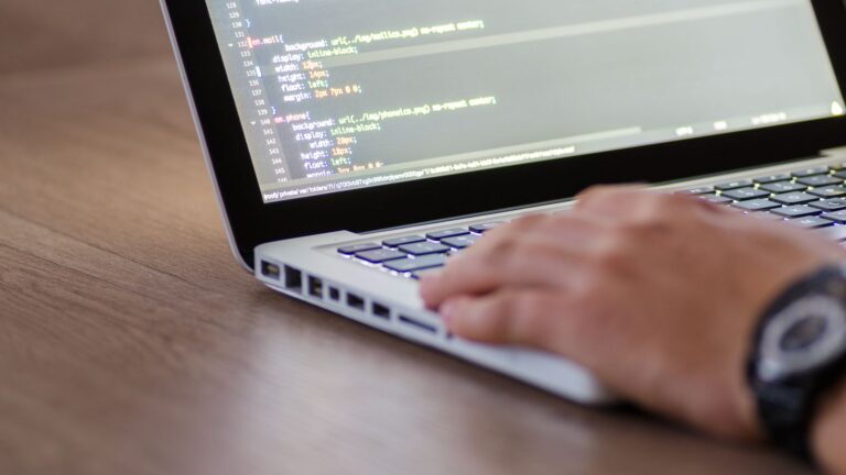 Sviluppatore al lavoro sul codice di un sito web