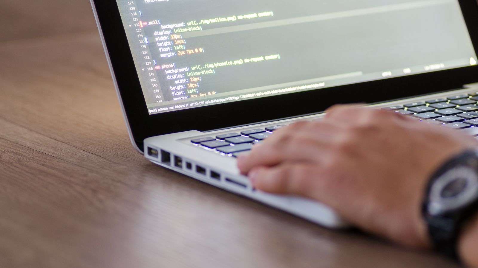 Sviluppatore al lavoro sul codice di un sito web