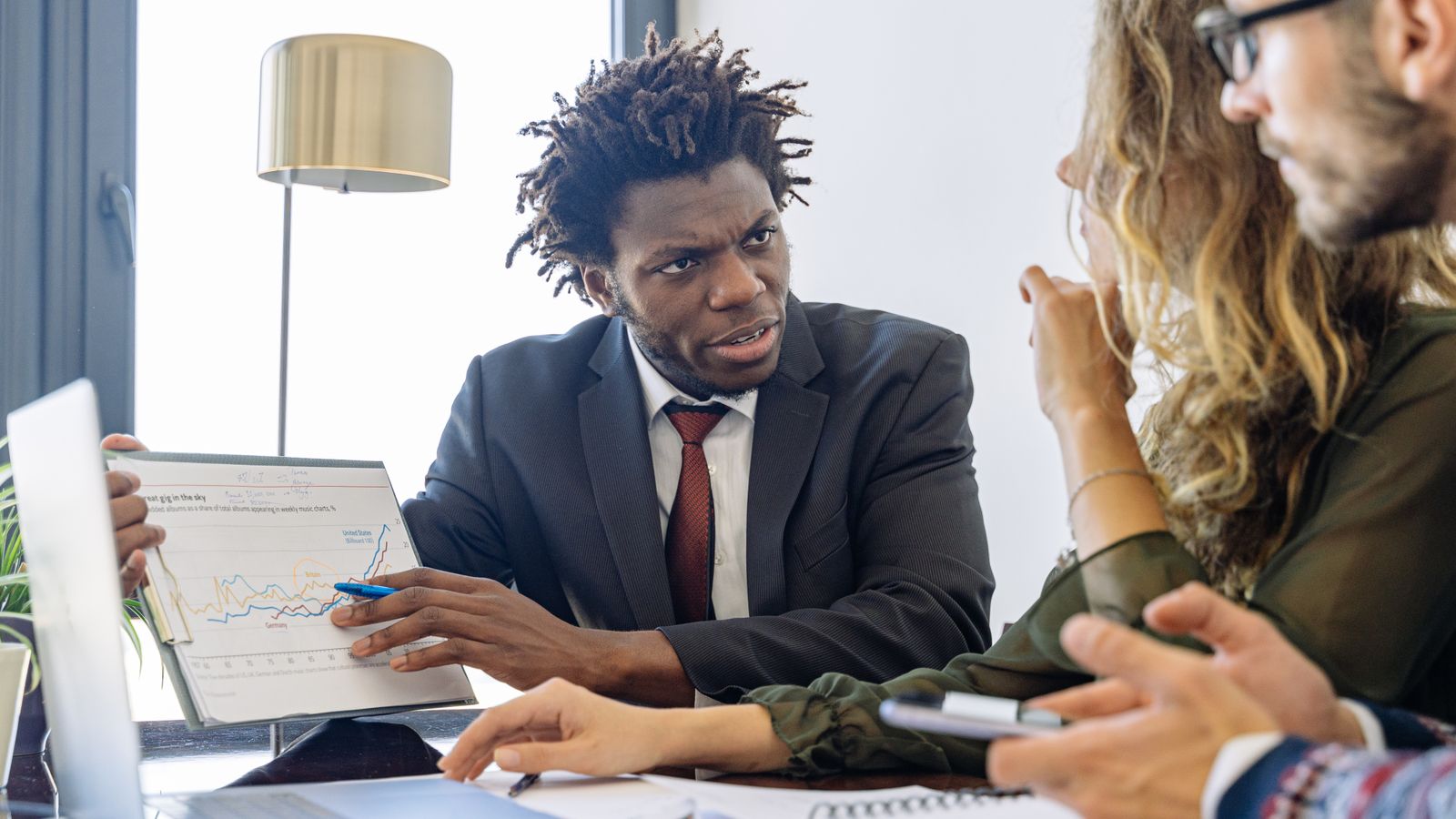 Professionisti che discutono dati e investimenti di marketing