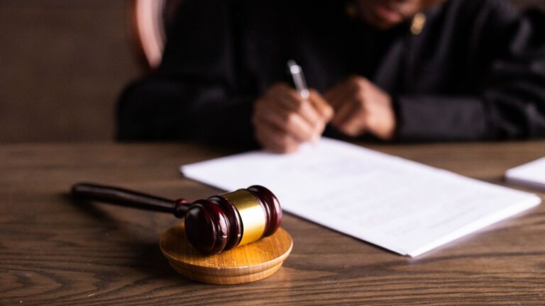 Professionista legale che firma documenti