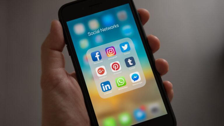 Smartphone con applicazioni e canali social