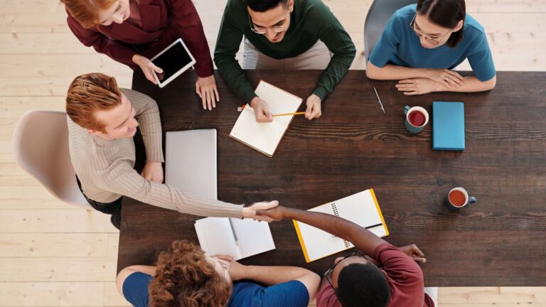 Team che definisce un accordo e una strategia commerciale