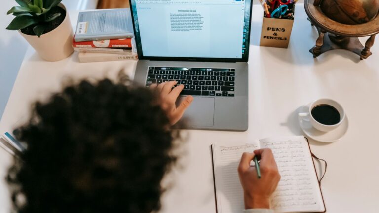 Autore che scrive e lavora al computer