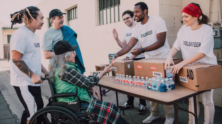 Volontari impegnati in un’attività di supporto alla comunità