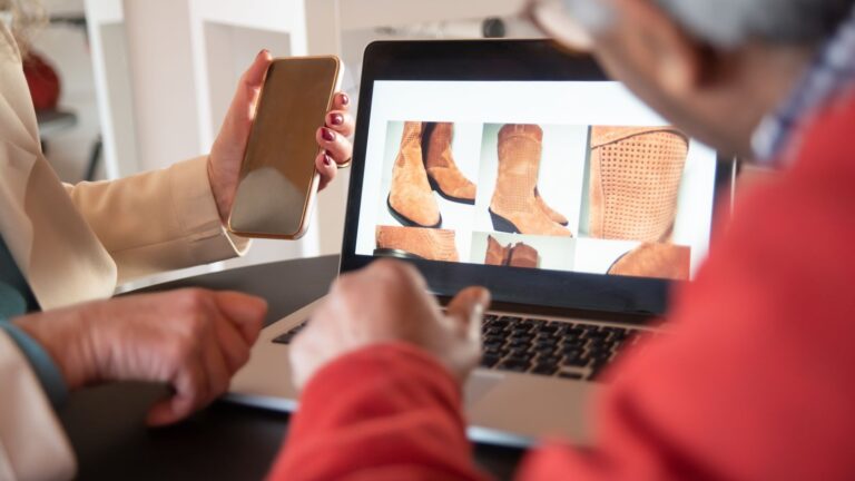 Persone che consultano un negozio online da computer e smartphone