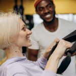 Professionista del benessere durante una sessione assistita