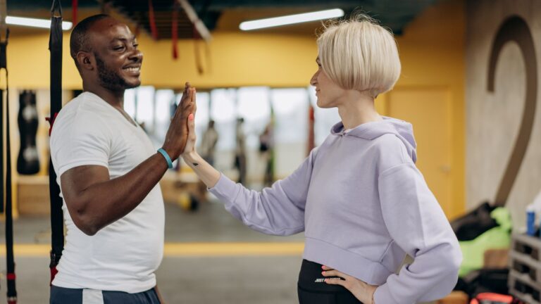 Professionisti del fitness che celebrano un risultato