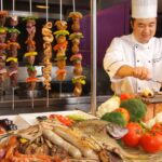 Chef al lavoro nella cucina di un ristorante
