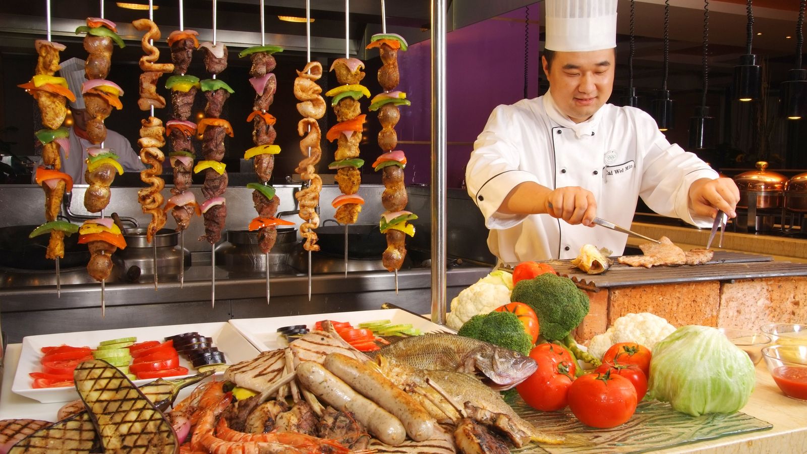 Chef al lavoro nella cucina di un ristorante