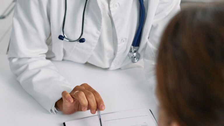 Medico e paziente durante una consulenza