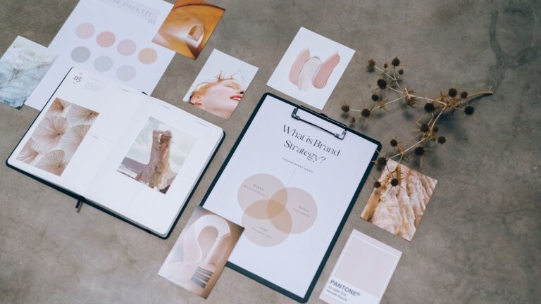 Moodboard con elementi di branding e identità visiva
