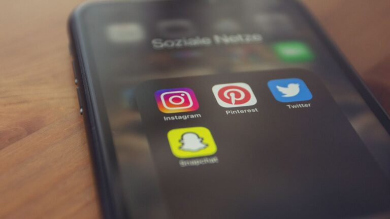 Applicazioni social visualizzate su smartphone