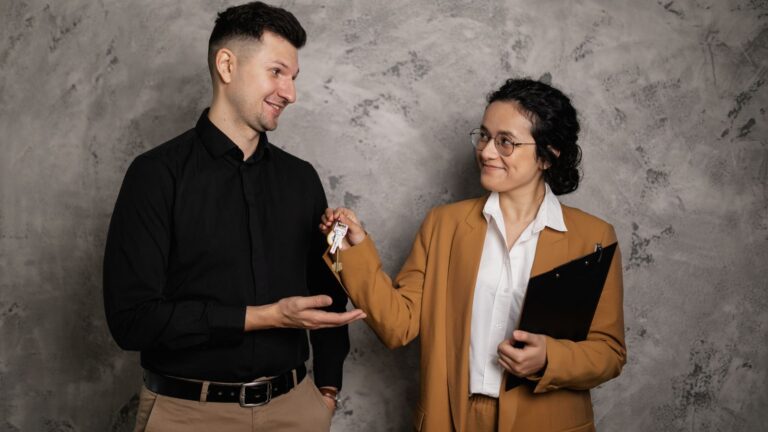 Agente immobiliare che consegna le chiavi al cliente