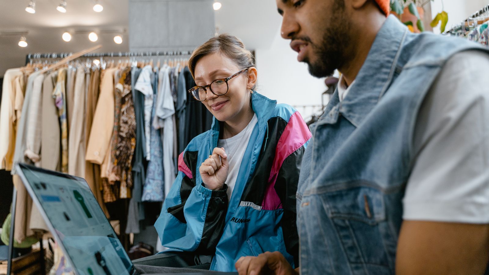 Team retail che analizza vendite e catalogo online