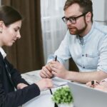 Consulente e clienti durante un incontro finanziario