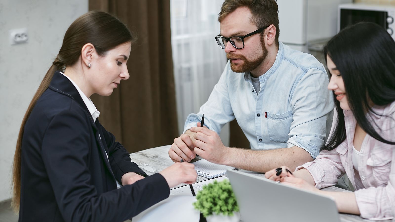 Consulente e clienti durante un incontro finanziario