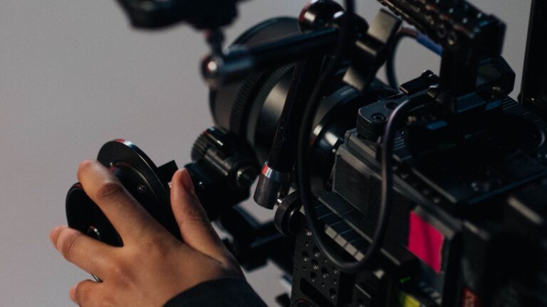 Operatore che prepara una videocamera professionale