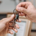 Consegna delle chiavi in una trattativa immobiliare