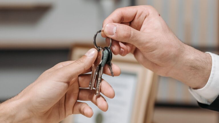 Consegna delle chiavi in una trattativa immobiliare