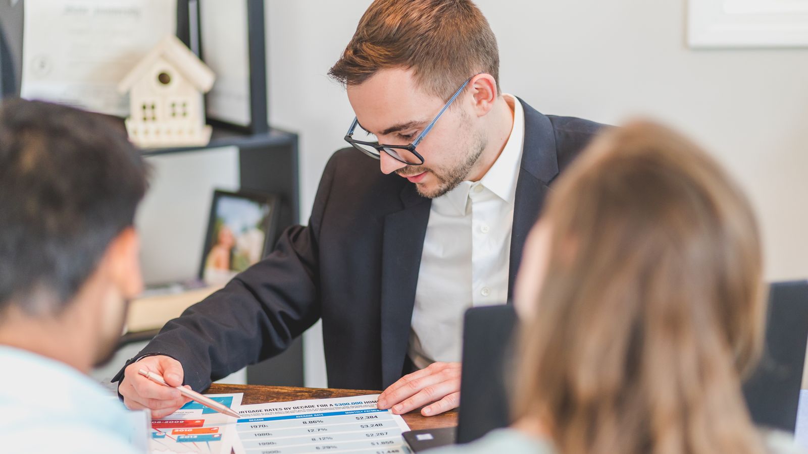 Consulente che discute numeri e investimenti con il cliente